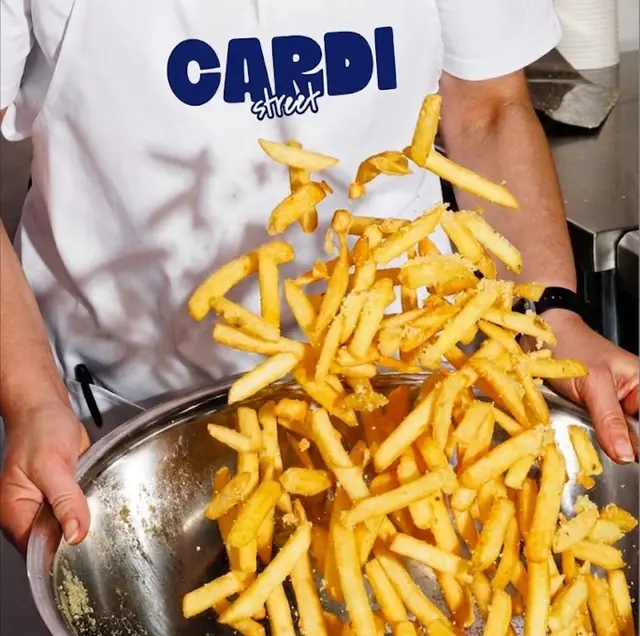 Frites salées à la volée dans un cul-de-poule