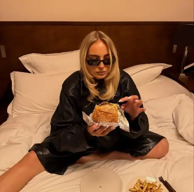 Burger et frites sur le lit d'hôtel