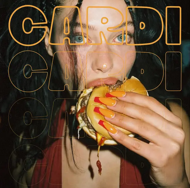 Bouchée de smash burger, logotype Cardi en fond