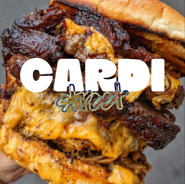 Burger empilé, cheddar coulant, logotype Cardi Street