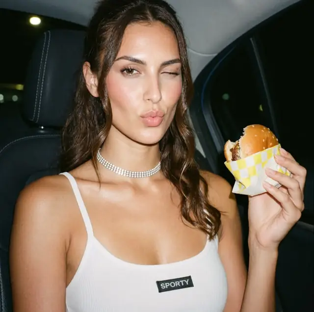 Burger dans son papier, mangé dans la voiture